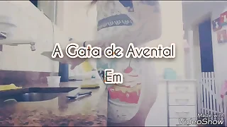 A Gata de Avental - lavando lou&ccedil;as s&oacute; de lingerie e avental